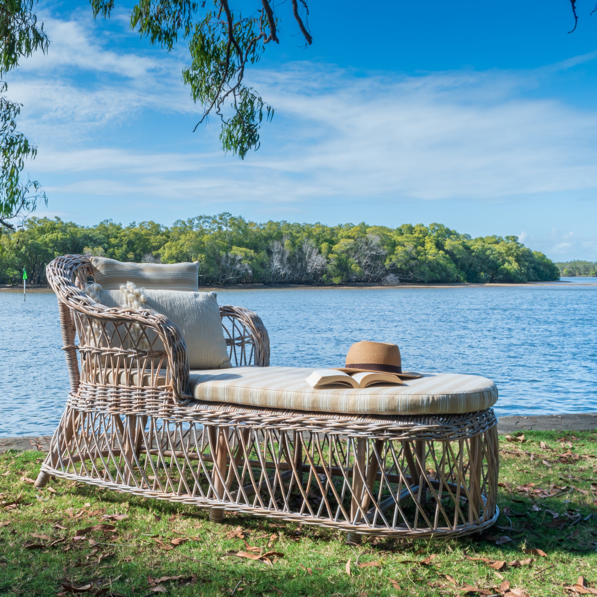 Napa Daybed White Wash Upgraded Fabrics